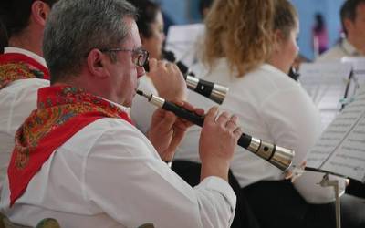 Gaiteroek eta musika bandak indarrak batu dituzte maiatzeko emanaldian