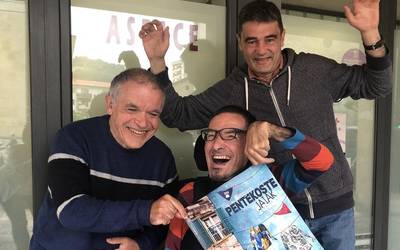 Aspaceko lagunak ilusio handiz, suziria botatzeko prest