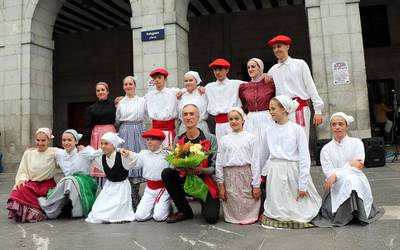 Ikasleen ezusteko omenaldia jaso du Jon Lizarraldek dantzari bakarlarien erakustaldian