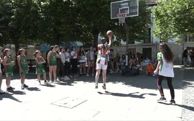 Egun guztiko festa Eskoriatza Kirol Elkartearen bueltan