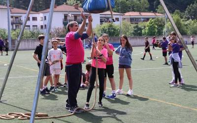 Futbol zelaia herri kirolen topaleku bihurtu dute Leintz Eskola Kirolekoek