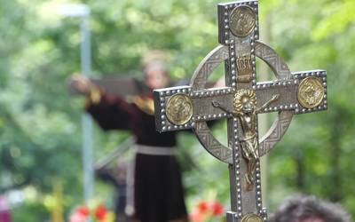 Prozesioa egin dute Andre Maria Zeruratuaren parrokiatik Loinazko San Martinen basilikara