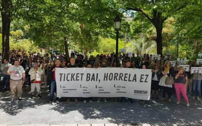 Azkoitiko hainbat saltokik bat egin dute Ticket Bai fakturazio sistemaren aurkako protestarekin