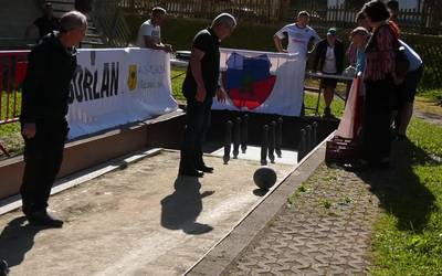 Behar Zana elkartearen 75. urteurrenaren barruan, bola tiraldi solidarioa