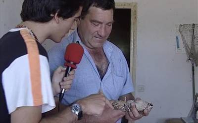 Mendian laxatzeko faisaiak, galeperrak eta untxi basak nola hazten zituzten azaldu zigun Eustakio Bazterrikak 2004an