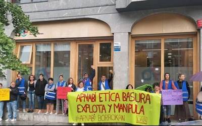 LABek deituta, APNABIko langileek lanuztea egin dute bidezko negoziazioa eskatzeko