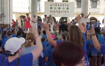 Ordiziako Euskal Eskola Publikoak 700 pertsona inguru elkartu zituen frontoian ospatu zuen bazkarian