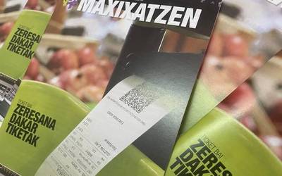 Maxixatzenen abuztuko aldizkaria banatzen ari dira