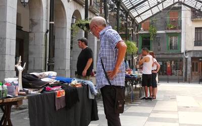 Produktuei bigarren bizitza emateko aukera bikaina birziklatu azokan