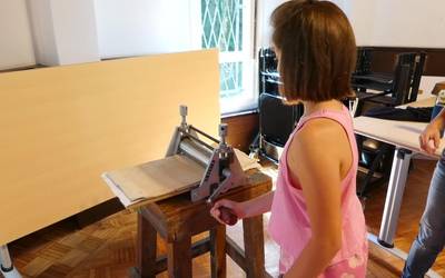 Xilografia tailerra Irurako gazteenentzat Uzta Giro Festa egunean