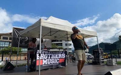 Reggae doinuek hartu dute Antilla hondartza