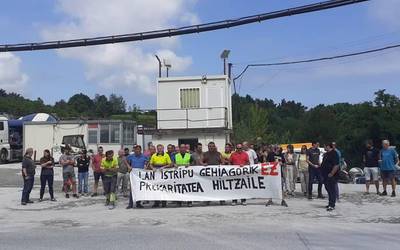 Kamioi gidariaren lan-heriotza salatu dute