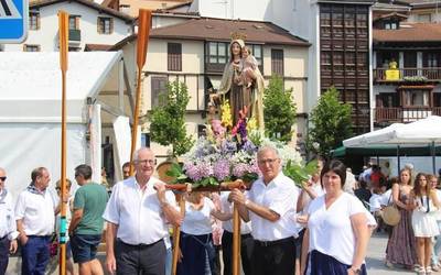 Prozesioa eta lore eskaintza egin dute eguerdian, Karmengo Amaren egunez