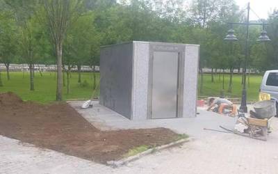 Azken lanak egiten ari dira tirolinako parkeko komun publiko berrietan