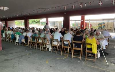 80 jubilatu inguruk hartu dute parte bazkarian