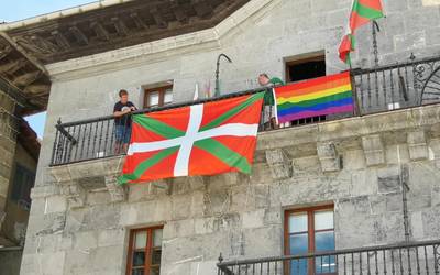 Ikurrinari omenaldia egin diote Asteasun