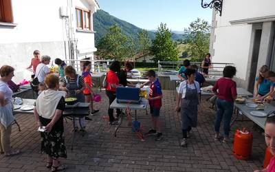 Herriko gazte eta helduek parte hartu dute patata tortila  lehiaketan