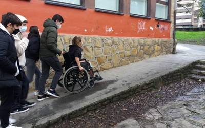 Sopela eta Plentziako ikasleek beren udalerrietako irisgarritasuna eta jasangarritasuna aztertu dituzte