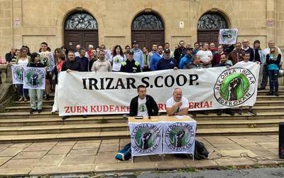 Kanpaldia abiatu dute Alconzako grebalariek euren lanpostuen defentsan