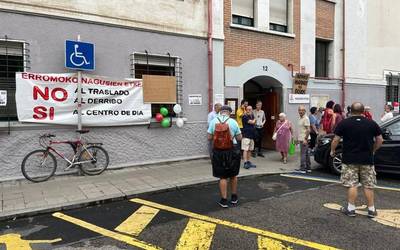 Dozenaka lagun batu dira gaur Lope de Vega kaleko eraikinak hustearen kontra