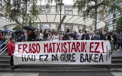 Dozenaka auzokidek deitoratu dute Astrabuduan entrenatzaile ohi batek egindako sexu-erasoak