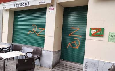 Larrabetzuko eta Lezamako batzokietan armada errusiarraren alde egindako pintadak gaitzetsi ditu BBBk