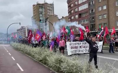 [BIDEOA] Jendetza batu da Metalgintzako beharginen manifestazioan