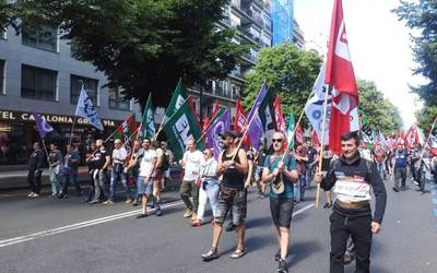Negoziazio mahaian esertzea eta edukiak eskaintzea "exijitu" diote patronalari