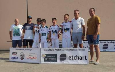 Sarako Izarra pilota taldeko haurrak txapeldun