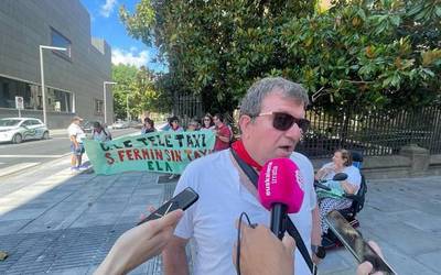 Josu Caballero (Teletaxiko langilea): "Egoera blokeaturik dago eta beraz grebarekin jarraituko dugu"