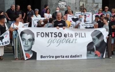 Ehundik gora lagunek oroitu dituzte Pili Arsuaga eta Fontso Isasi, euren heriotzaren 32. urteurrenean