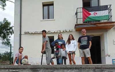 Saharako haurrak Kuartangoko aterpetxean hartu dituzte Darahliko kideek