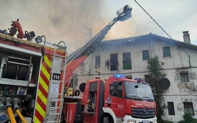 8 pertsona atera behar izan dituzte sua hartu duen Amurrioko etxetik, baina ez da zauriturik egon