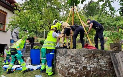 Gizon bat erreskatatu dute suhiltzaileek Amurrioko putzu batetik