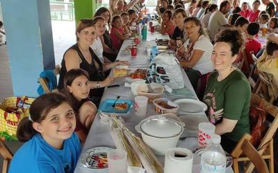 Familia giroan agurtu dute ikasturtea Aretako Eskolan