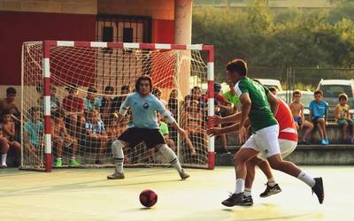 Dantza eta futbola uztartu zituzten Aiara Berrik eta Erauntsik Urduñako igerilekuetan