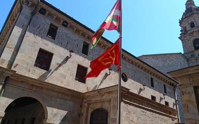 Nafarroako bandera ikurrinarekin batera jarri dute gaur Bergaran
