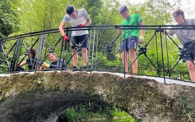 25 gaztek parte hartu dute Bertizen ingurumen-boluntariotzako auzolandegietan