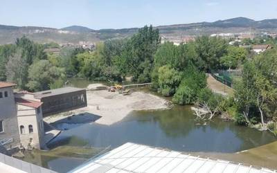 Ez ohiko garbiketa egiten ari dira Arga ibaian