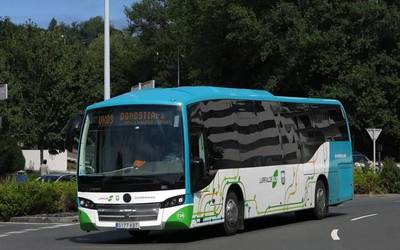 Aiako jaietan zerbitzua eskaintzen ari ziren gaueko autobusei eta ertzainei objektuak jaurtiki dizkietela salatu du aldundiak