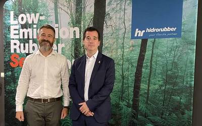 Hidrorubber enpresak digitalizazioan eta datuaren atzipenean oinarritutako bere eredua erakutsi dio Irujo kontseilariari
