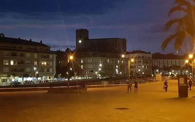 Ez dituzte Parrokiko eta Alondegiko argiak piztuko gauez