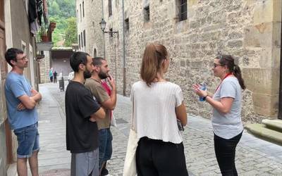Udan ere bisita gidatuak eskaintzen ditu Bergarako turismo bulegoak
