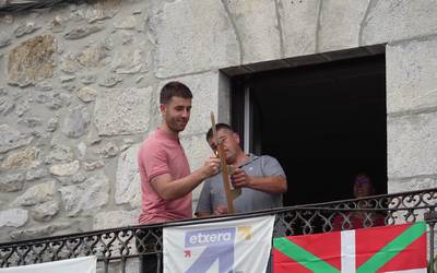 Txupinazoarekin hasi  zituzten festak Aizarnan