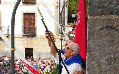 Plaza leporaino zela eta txupinazoa botata, hasi dira andremariak Azkoitian