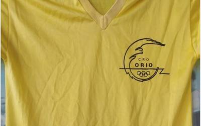 [HARA!] Orio AEk eskerrak eman dizkio Gonzalo Sukunzari 1970eko hamarkadako kamiseta ofiziala oparitzearren