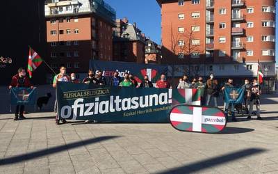 Europako Triatloi txapelketetan "gure koloreak" janztea eskatu dute euskal kirolariek