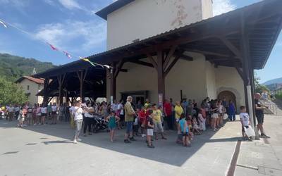 Ikaztegietan txupinazoarekin batera, buruhandi eta txakolin dastaketa izan dute festei hasiera emateko