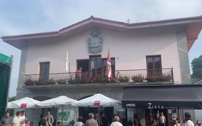 Larraulen txupinazo eta Pello Joxeperen jeitsierarekin eman diete hasiera San Esteban jaiei
