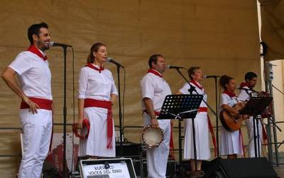 Jende mordoxka hurreratu zen jotak entzutera